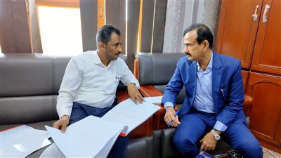 محافظ شبوة يطّلع على التصاميم النهائية لمشروع توسعة شارع عزان