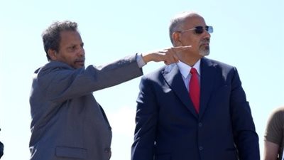 الرئيس الزُبيدي يتفقد البنك المركزي وجامعة أبين ويطّلع على سير العمل بمؤسسات المحافظة