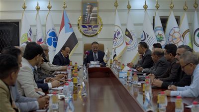 وزارة النقل تدين استهداف ميناء المكلا وتحذّر من تداعيات خطيرة 