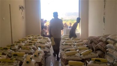 انتقالي شبام بحضرموت يواصل توزيع السلال الغذائية للأسر الأشد فقراً في المديرية 