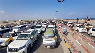 مواكب أبناء أبين الحاشدة تلتحم بجماهير العاصمة عدن في ساحة الاعتصام المفتوح