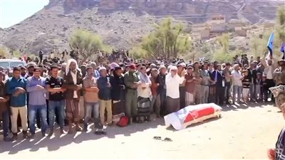 أبناء الحصين بالضالع يشيّعون جثمان نصر الحيدري أحد شهداء القصف السعودي في حضرموت 