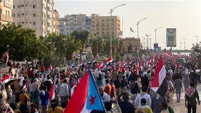 استجابة لدعوة الرئيس الزُبيدي.. الآلاف من أبناء حضرموت يحتشدون في المكلا للمطالبة باستعادة دولة الجنوب 