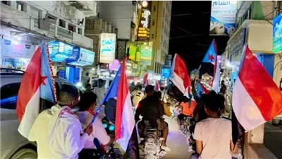  المكلا تنتفض بالدراجات والسيارات تأييداً للرئيس الزُبيدي ورفضاً لاستهداف مؤسسات الجنوب