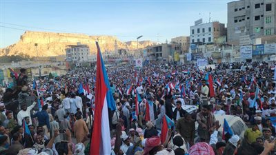 الآلاف من أبناء وادي حضرموت يحتشدون في مسيرة “الثبات والصمود” بسيئون ويجددون التفويض الشعبي للمجلس الانتقالي (بيان)